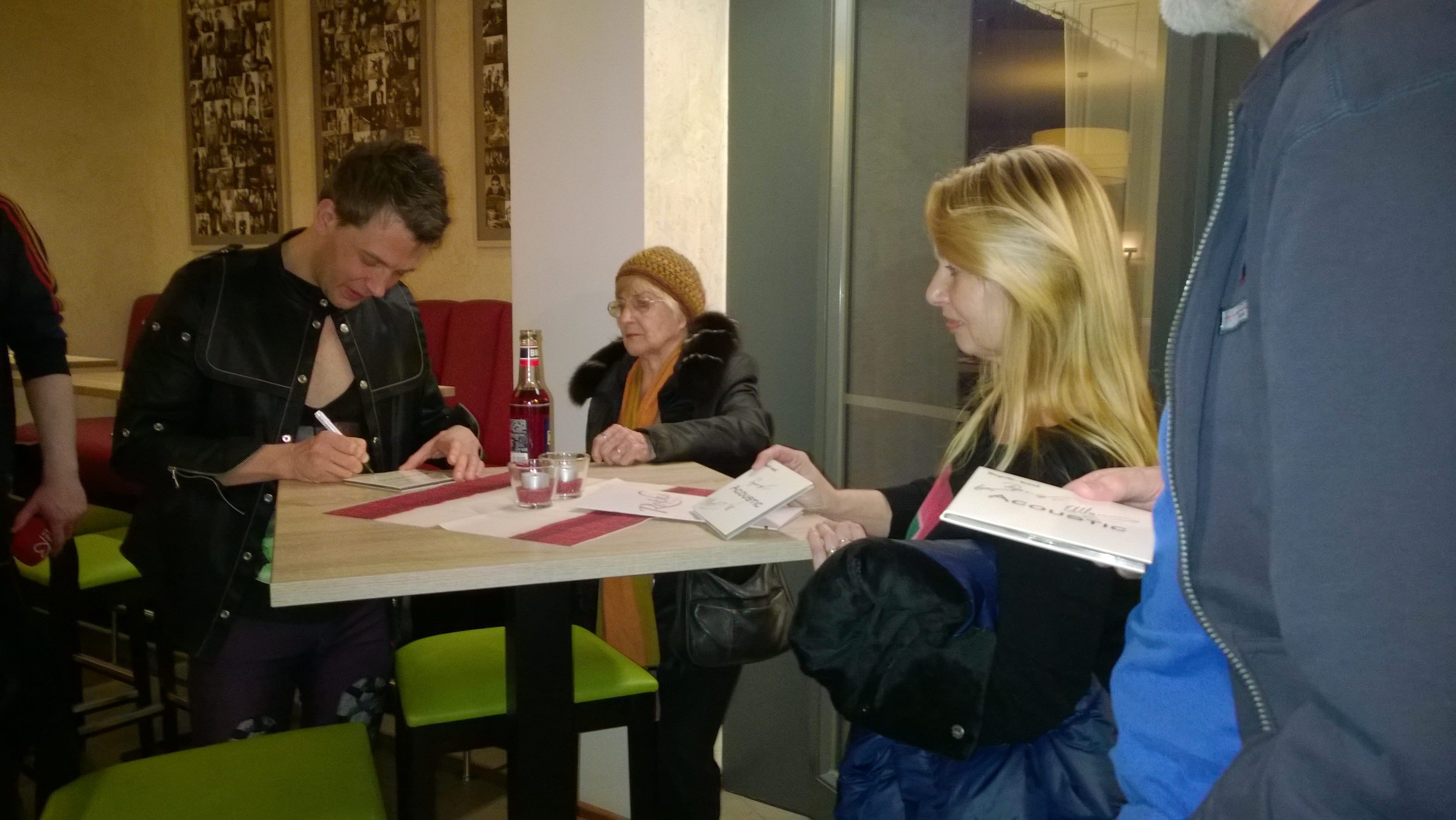 Karinlässt die CD von Eugene siginieren